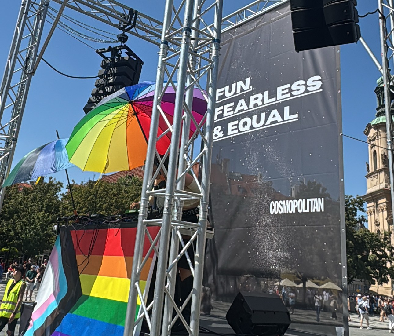 Sky Stage s duhovými vlajkami na Staroměstském náměstí při Prague Pride