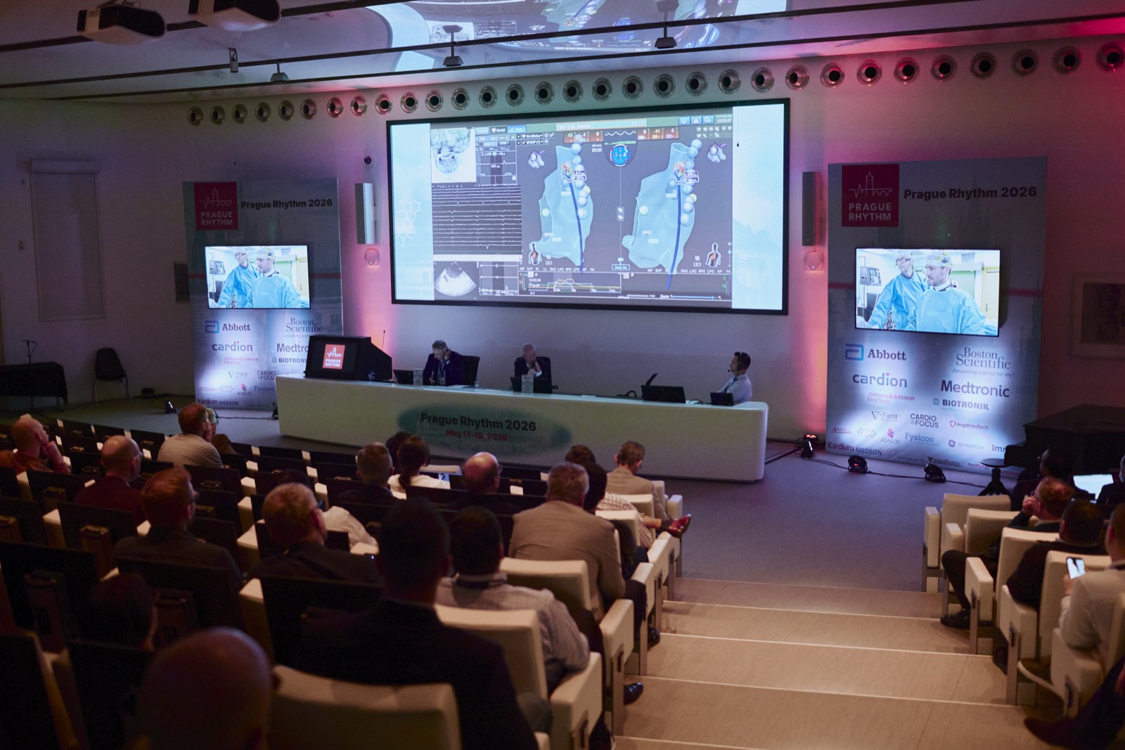 Konferenční sál IKEM s projekcí a živým přenosem operace na konferenci Prague Rhythm