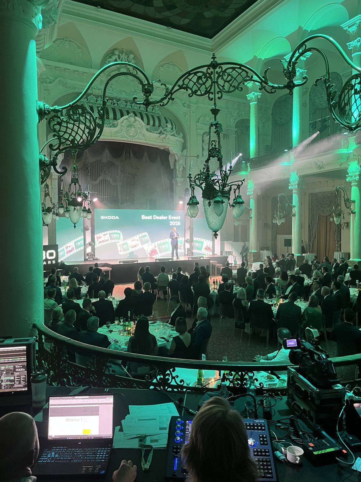 Zeleně nasvícená slavnostní síň Grandhotelu Pupp při akci ŠKODA Best Dealer Event