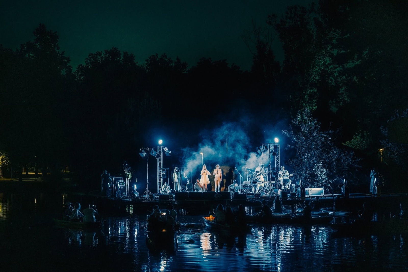 Noční koncert na pódiu na vodní hladině, diváci na loďkách — 800 let Hradce Králové